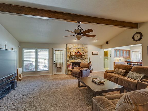 3rd image of 903 Venice Cir