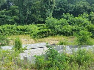 587 W Newton Rd, Elizabeth, PA 15037