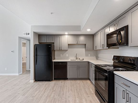 5th image of 2970 Summit St #304