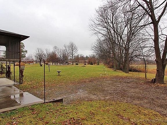 5th image of 185 South Ln