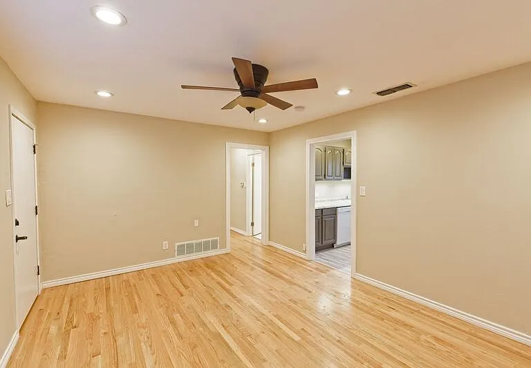 802 22nd St — Photo 12