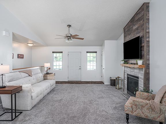 3rd image of 16 W Village Cir