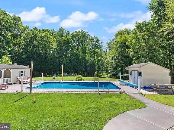 4th image of 32 Hamilton Ln