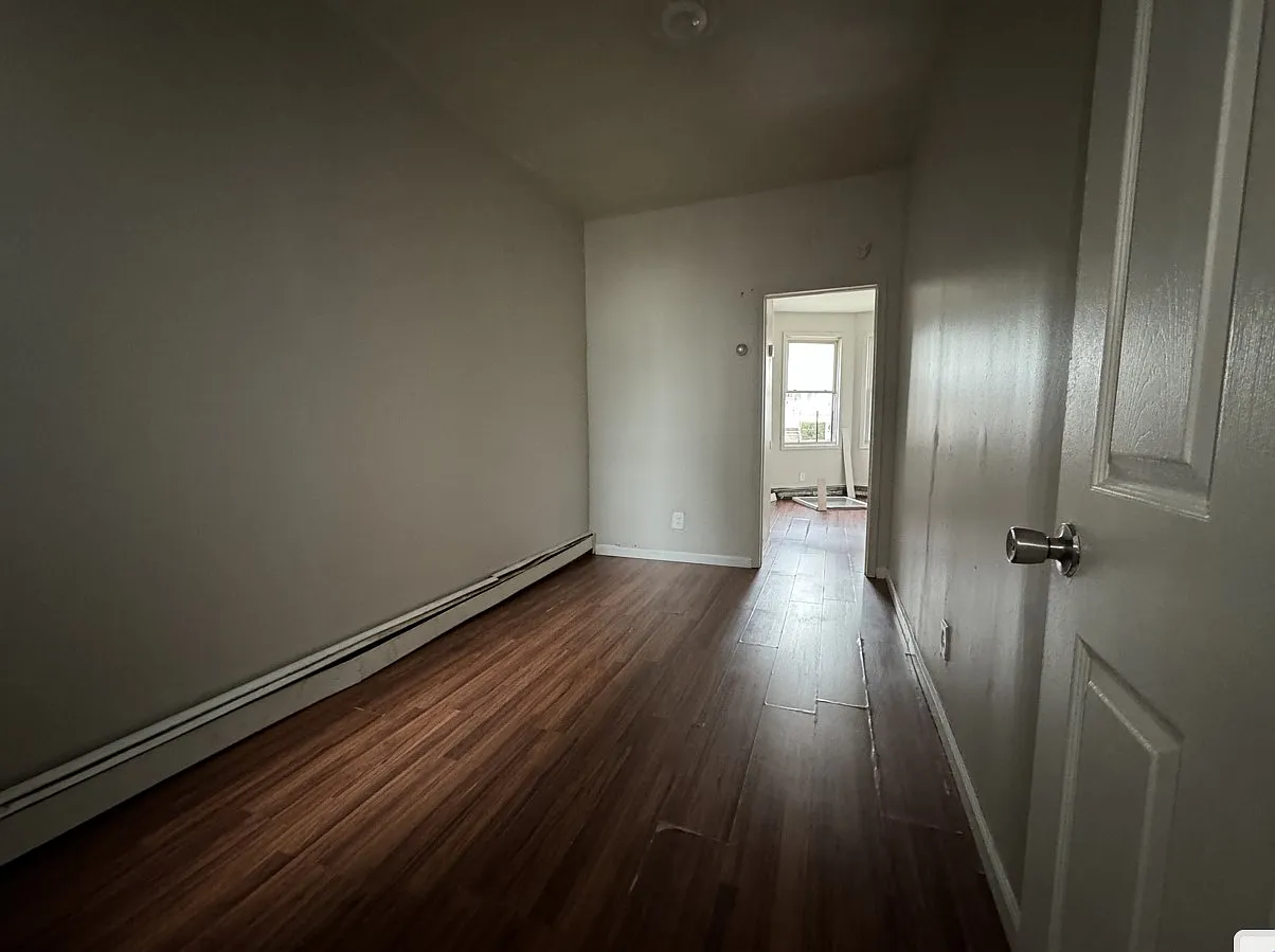3 bed, 1000 sqft, $2,400 — Photo 4