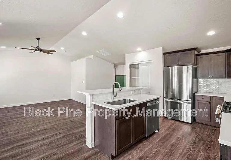 644 Stanley Lake St — Photo 10