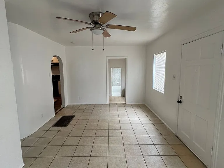 925 Pesante Rd — Photo 3