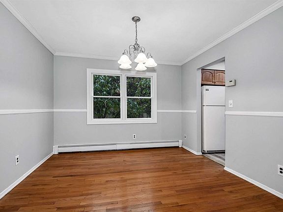 4th image of 40 Woodycrest Dr