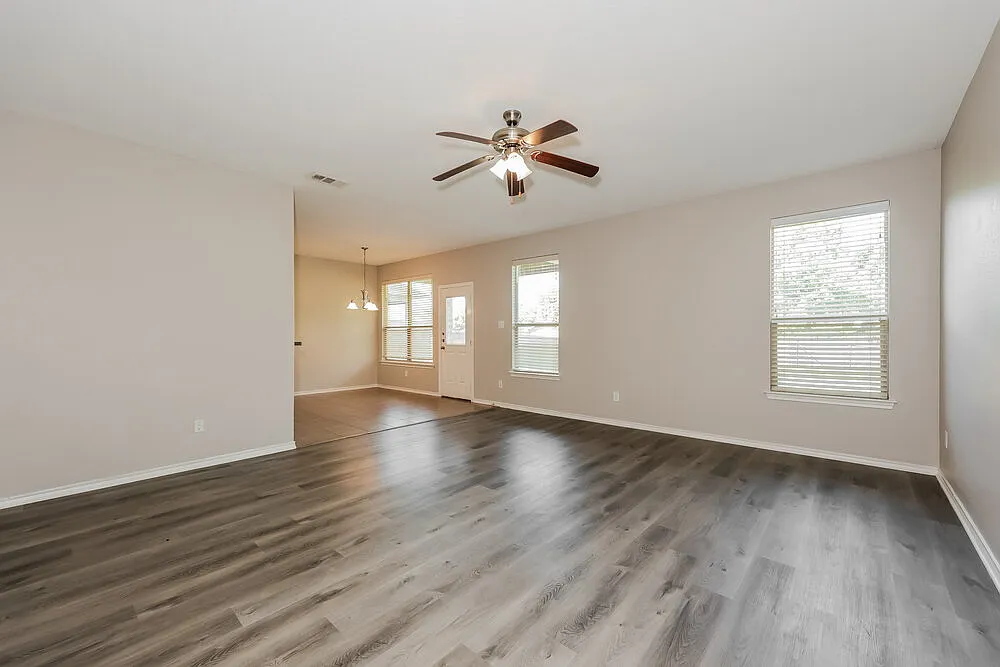 3 bed, 2.5 bath, 2052 sqft, $4,000 — Photo 4