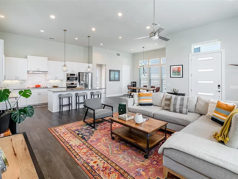 6025 Seville Dr — Photo 2