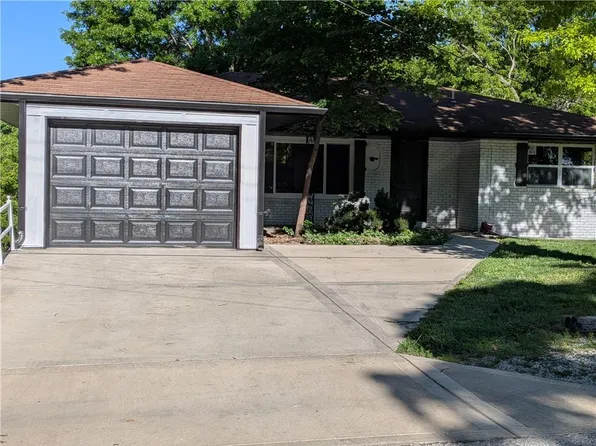 2806 N River Blvd, Sugar Creek, MO 64050