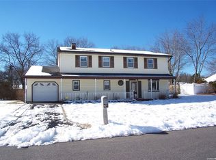 16 Dave Ln, South Setauket, NY 11720