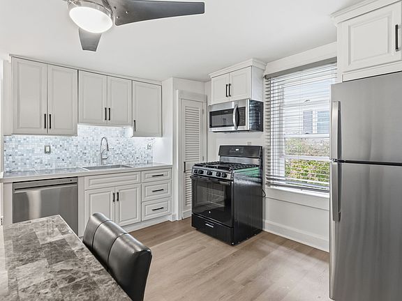 2nd image of 9 Hunters Rd #1