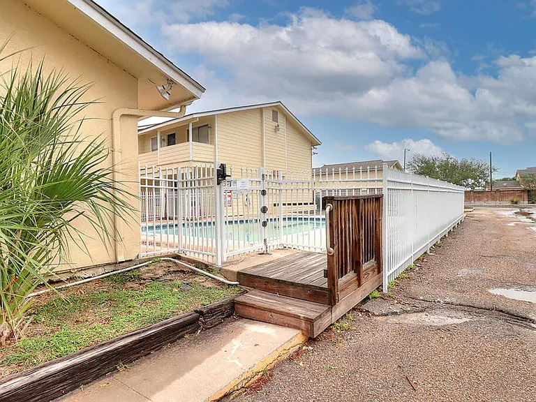 1011 Ennis Joslin 234 — Photo 48