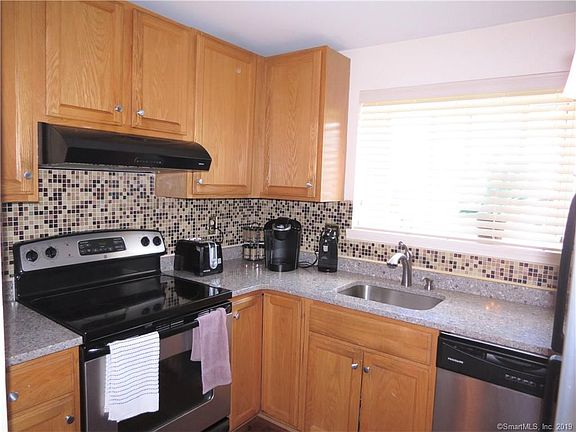 4th image of 39 Carillon Dr APT B