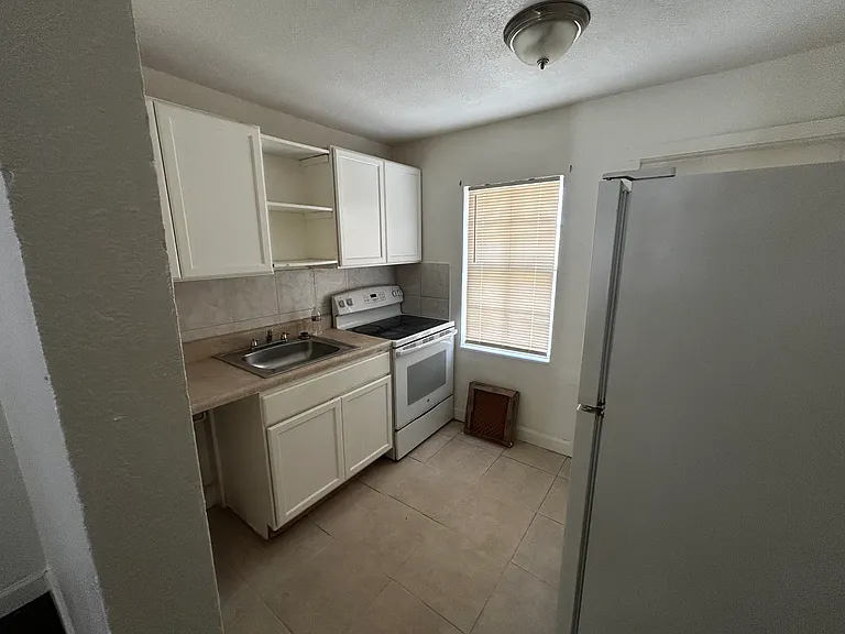 711 Avenue E #4 — Photo 9