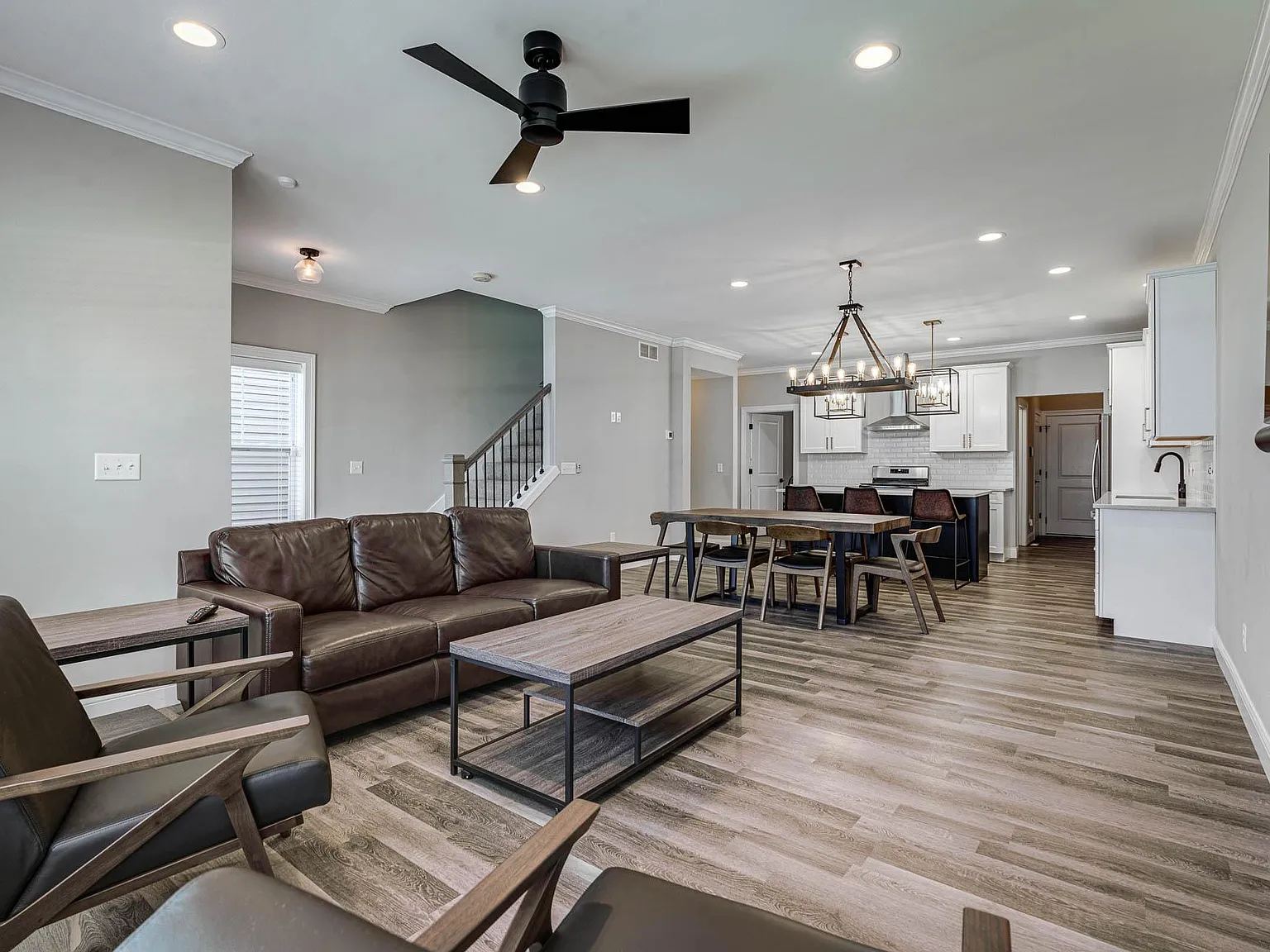 4 bed, 3034 sqft, $6,300 — Photo 4
