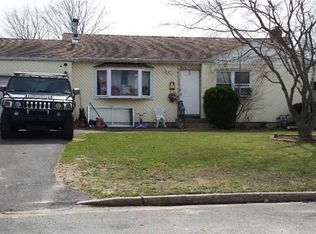 40 Peach Pl, Bay Shore, NY 11706