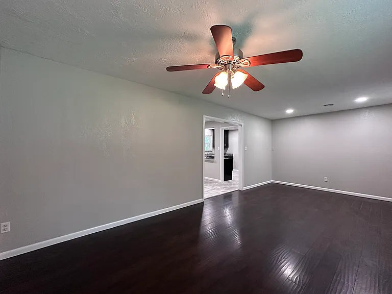 1530 Melrose Dr — Photo 4