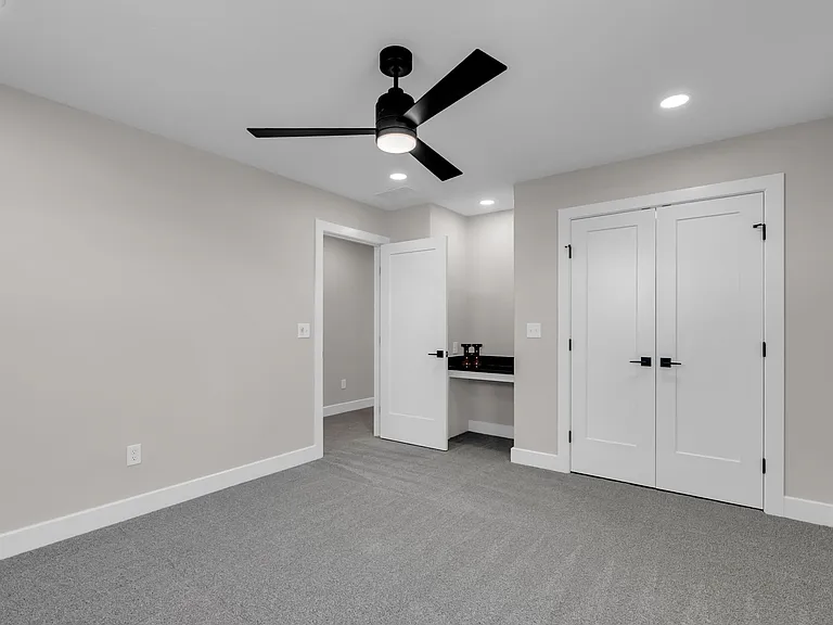 2142 E Beaumont St — Photo 32