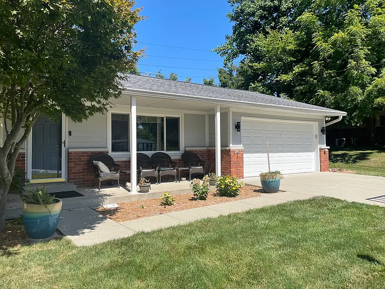 2560 Glen Hill Dr — Photo 2