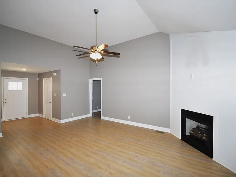 207 Geneva Ln — Photo 15