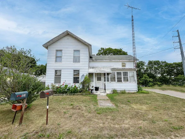 123 Hilltop Ln, Cassopolis, MI 49031