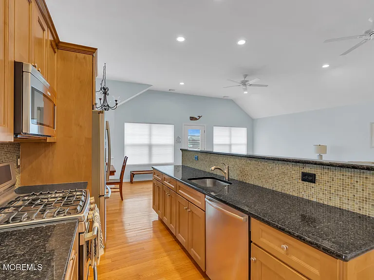 412 Broadway — Photo 15