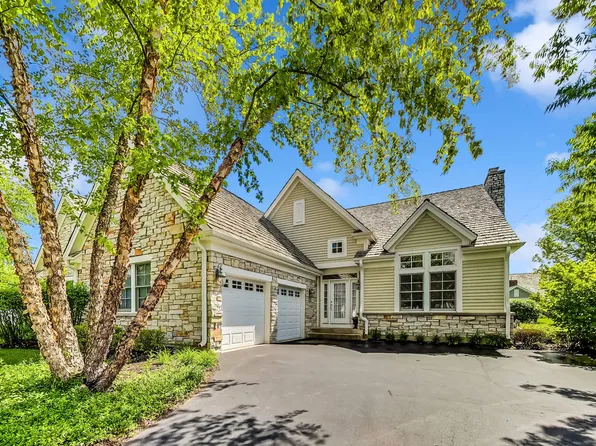 155 S Newport Ct, Lake Forest, IL 60045