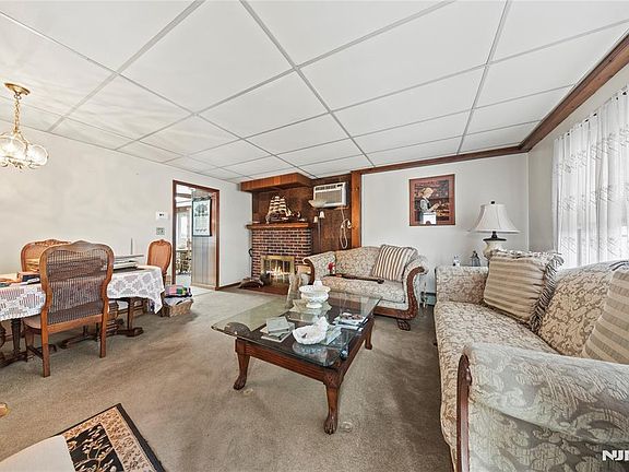 4th image of 94 Maple St