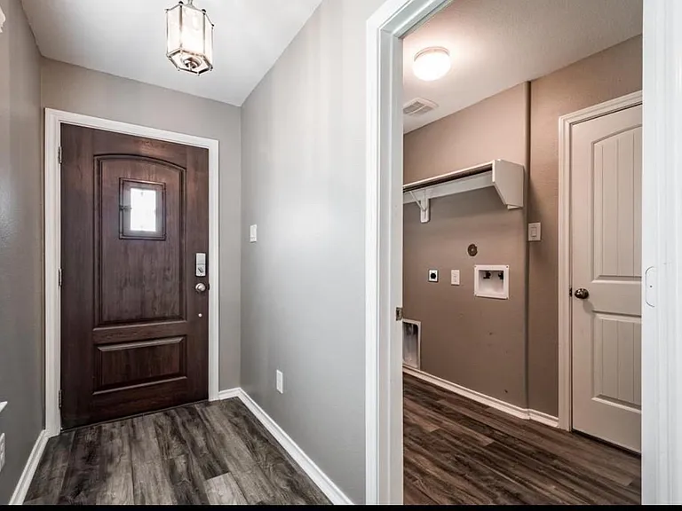 8314 Broadleaf Ave — Photo 16