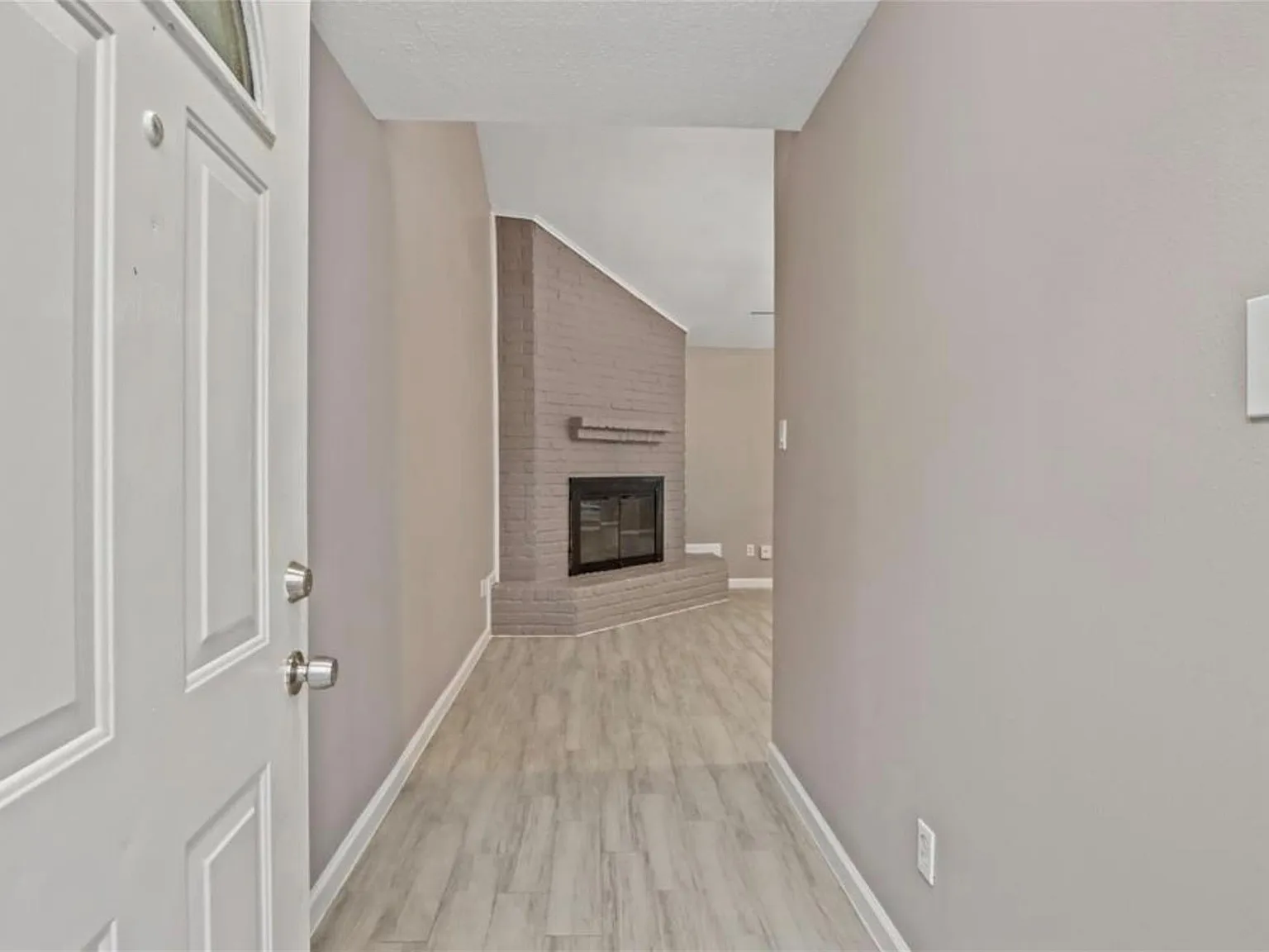3 bed, 2.0 bath, 1692 sqft, $2,200 — Photo 4
