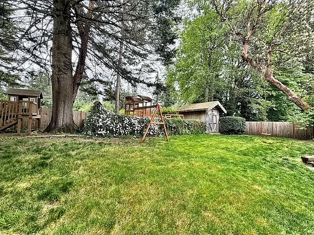 710 Parkway Ct NE — Photo 13