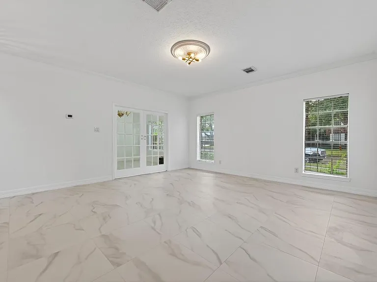 2431 Parkwood Ln — Photo 3