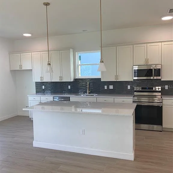 754 Reflection Lake Dr — Photo 2