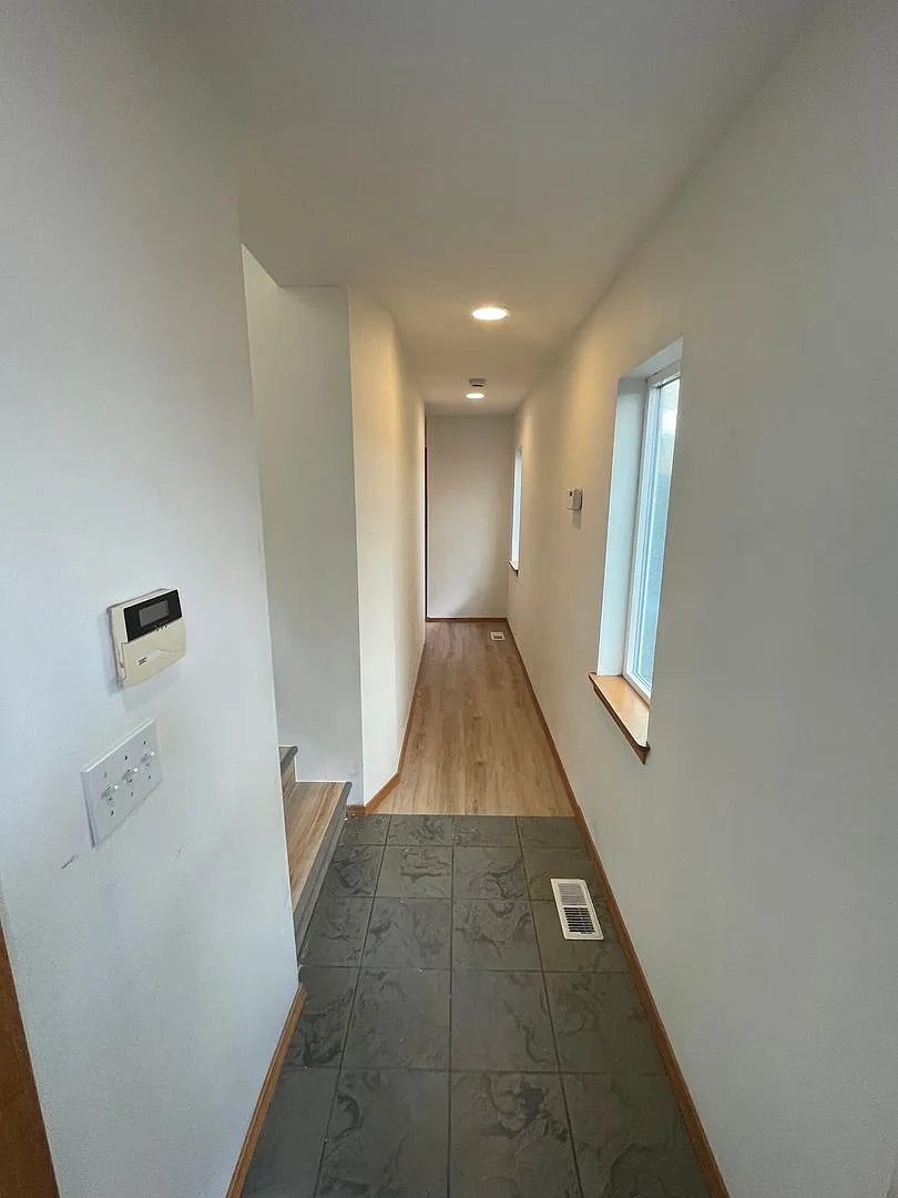 Charming Seattle Home with Spacious Living & Prime Location — Photo 2