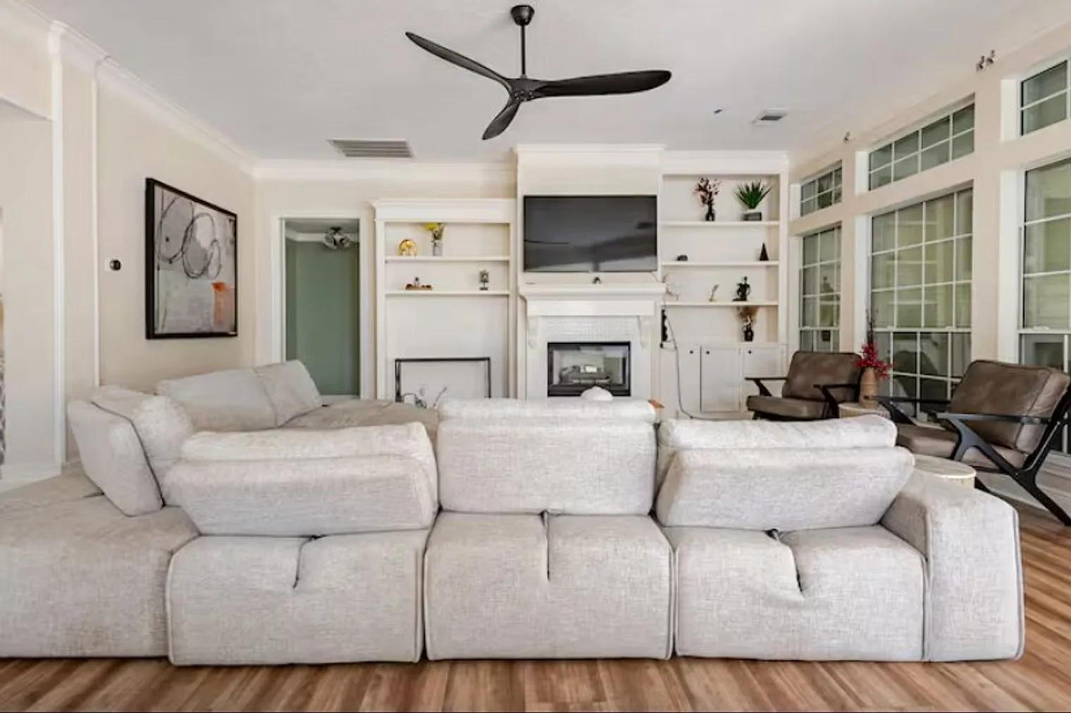 4 bed, 3.5 bath, $10,136 — Photo 2