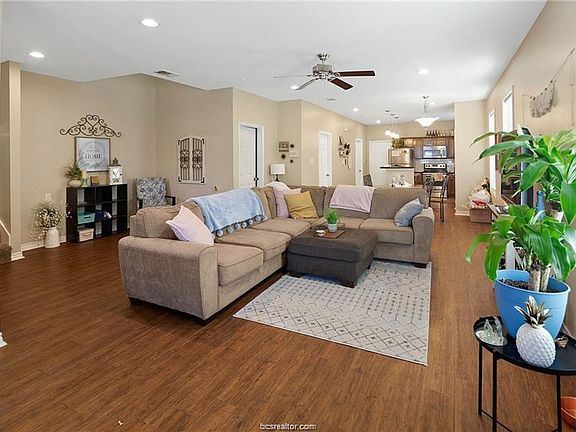 5th image of 409 Foch St