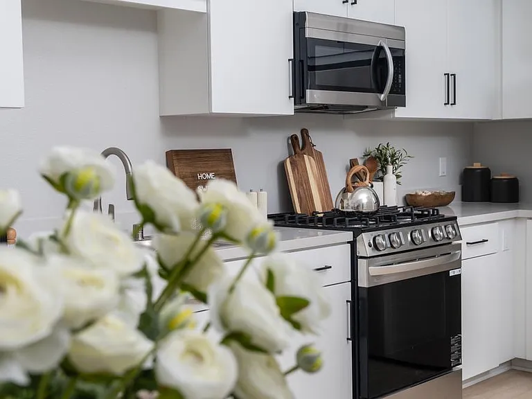 Downtown Ontario Luxury Apartments — Photo 23