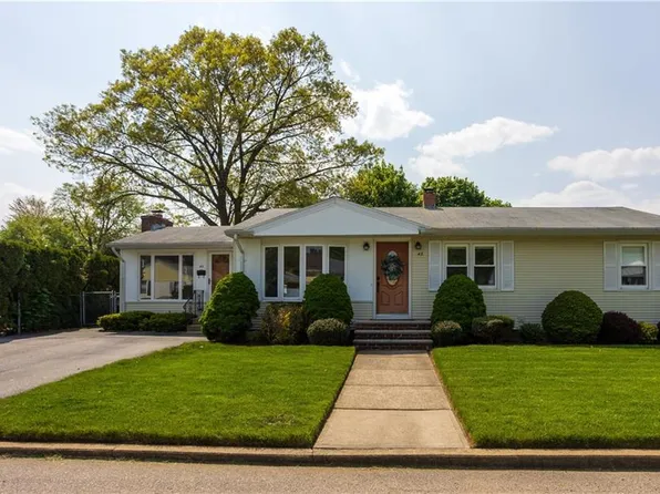 43 Whipple Ct, North Providence, RI 02911