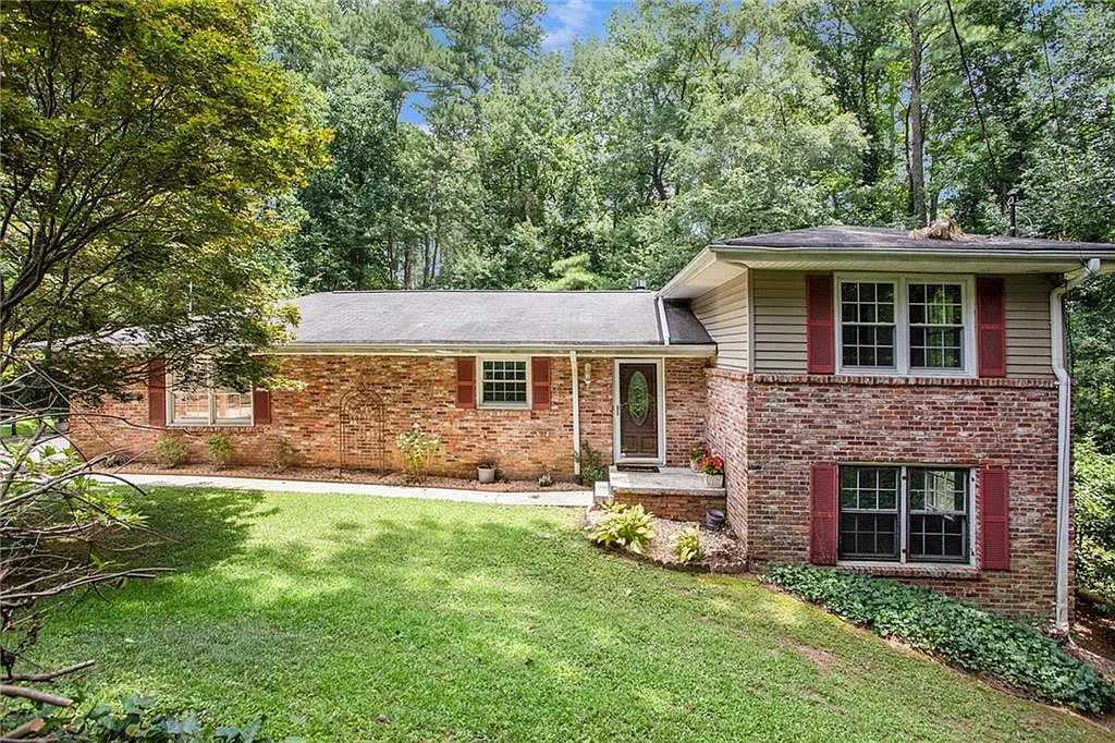 4 bed, 2.0 bath, 2720 sqft, $2,850 — Photo 1