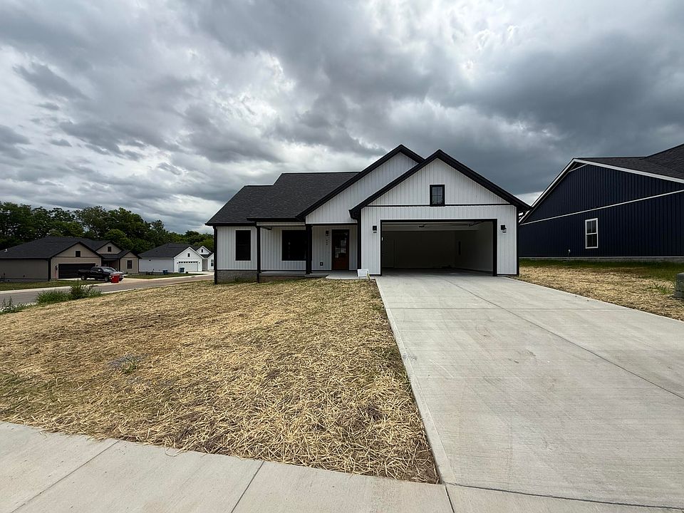 1st image of 440 Pinehurst Way