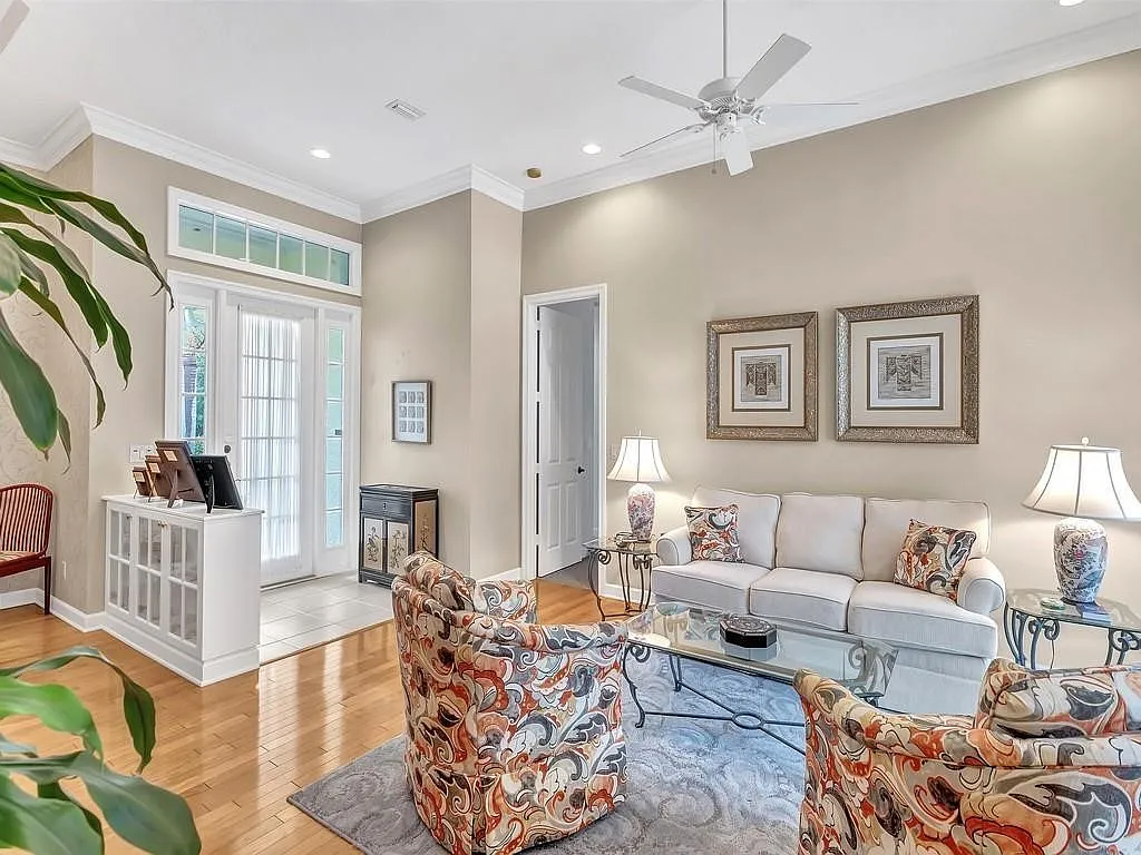 4 bed, 3.0 bath, 2369 sqft, $5,000 — Photo 3