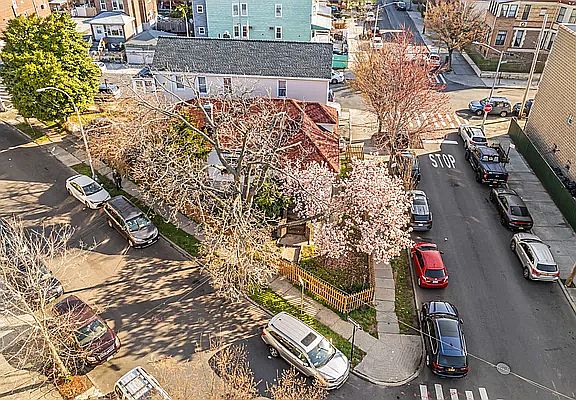 3rd image of 2253 Lyon Ave