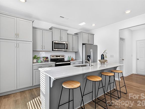 5th image of 706 Scotch Meadows Loop