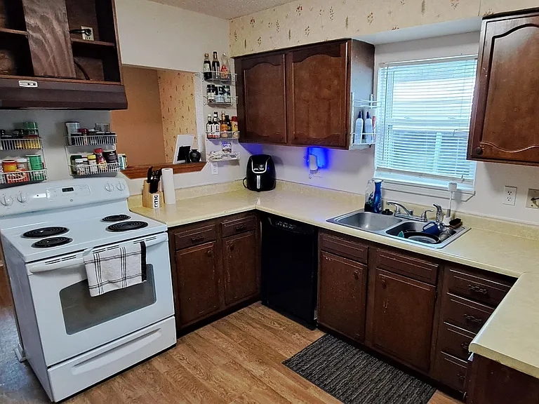 Kitchen with dishwasher