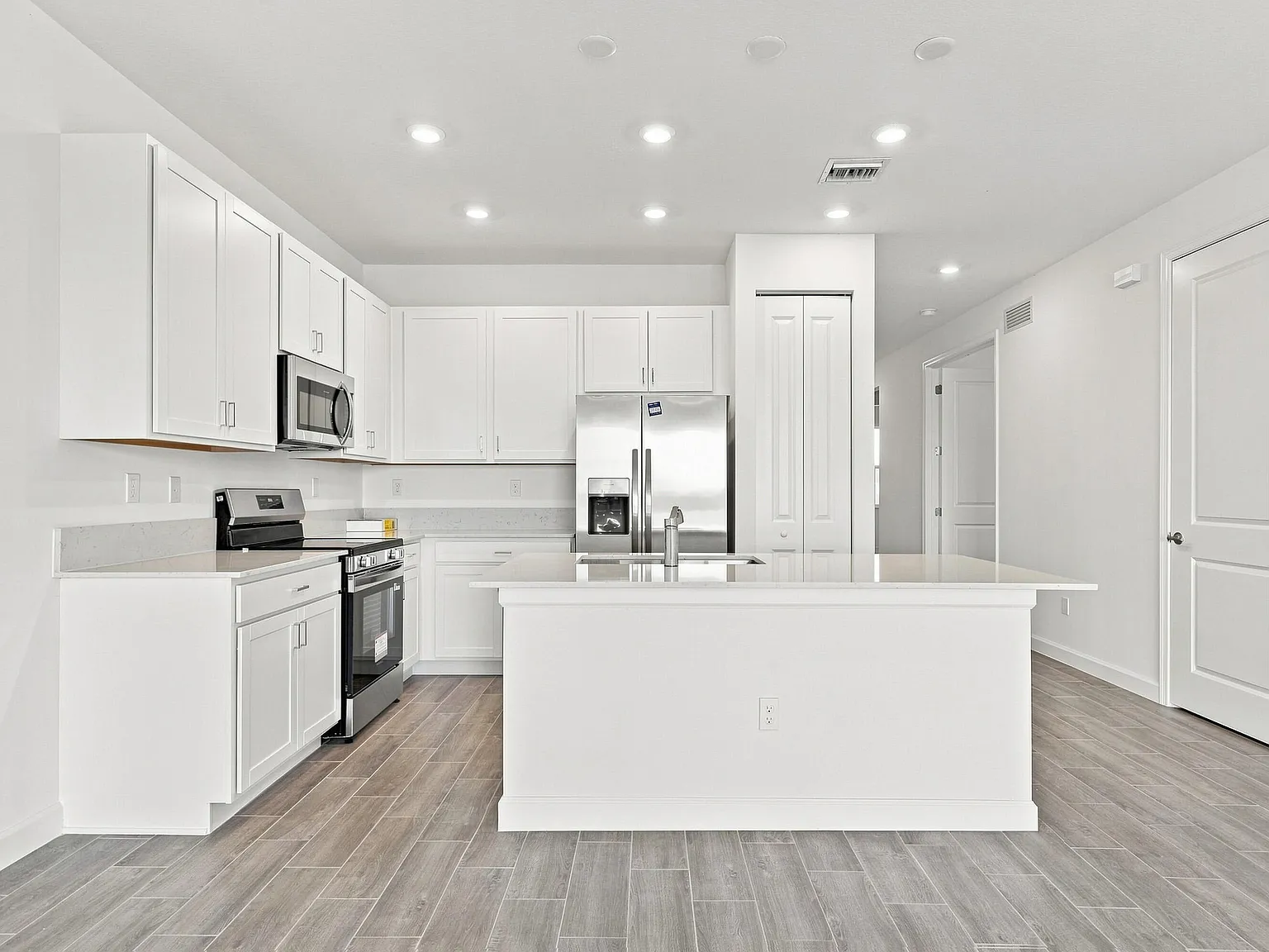 3 bed, 2.0 bath, 1435 sqft, $2,200 — Photo 3