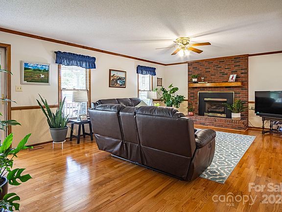 5th image of 1544 Bishop Dr