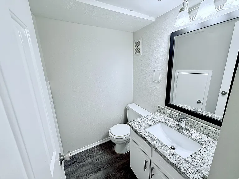 B3 - 2BD, 1.5BA - 1250SF - Half Bath