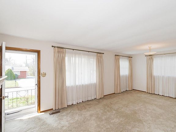 3rd image of 3704 Timber Cir