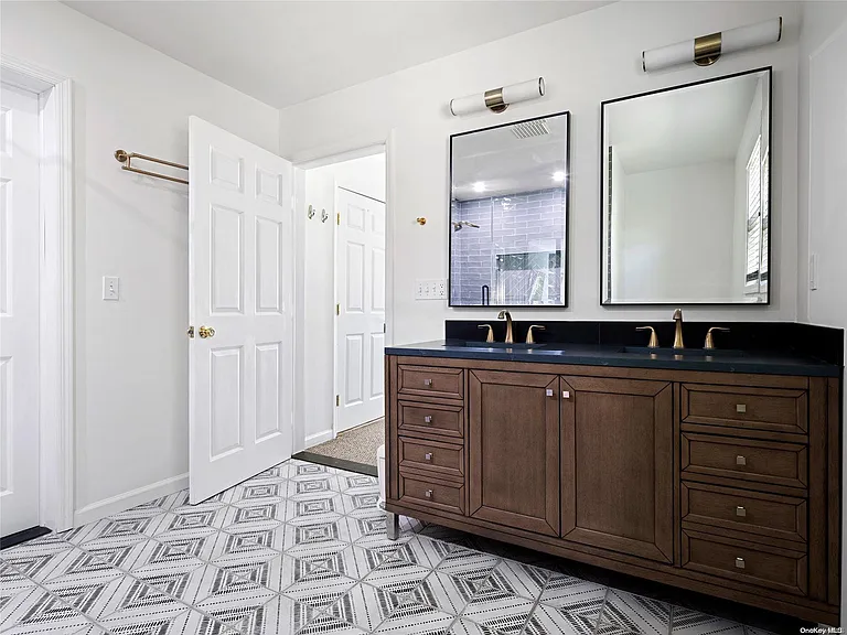 4 White Ln — Photo 7